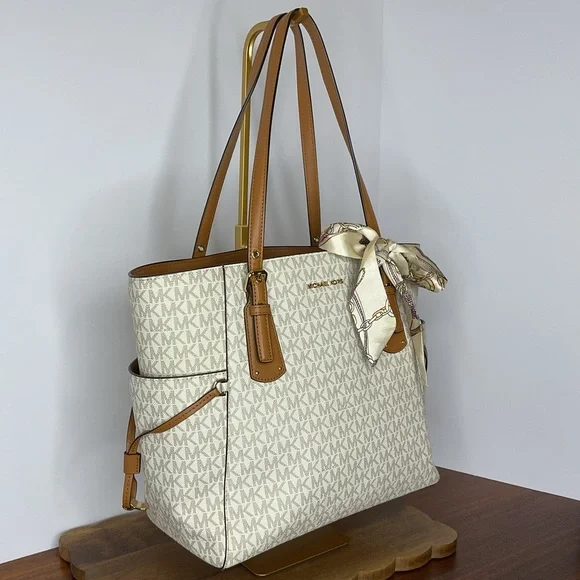 Michael Kors White/Brown Signature Coated Canvas Voyager Tote - Picture 4 of 9